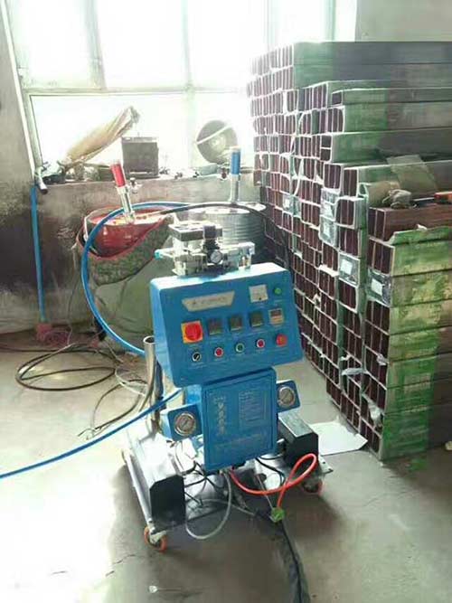 小型聚氨酯發泡機(圖1) 高壓小型聚氨酯發泡機施工案例