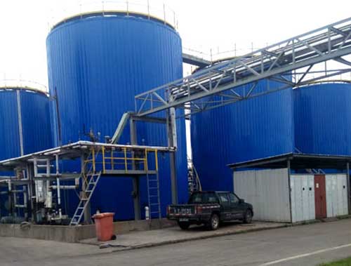 儲罐防腐聚脲噴涂 對噴涂機有什么特別要求?(圖1) 儲罐防腐聚脲噴涂施工現場